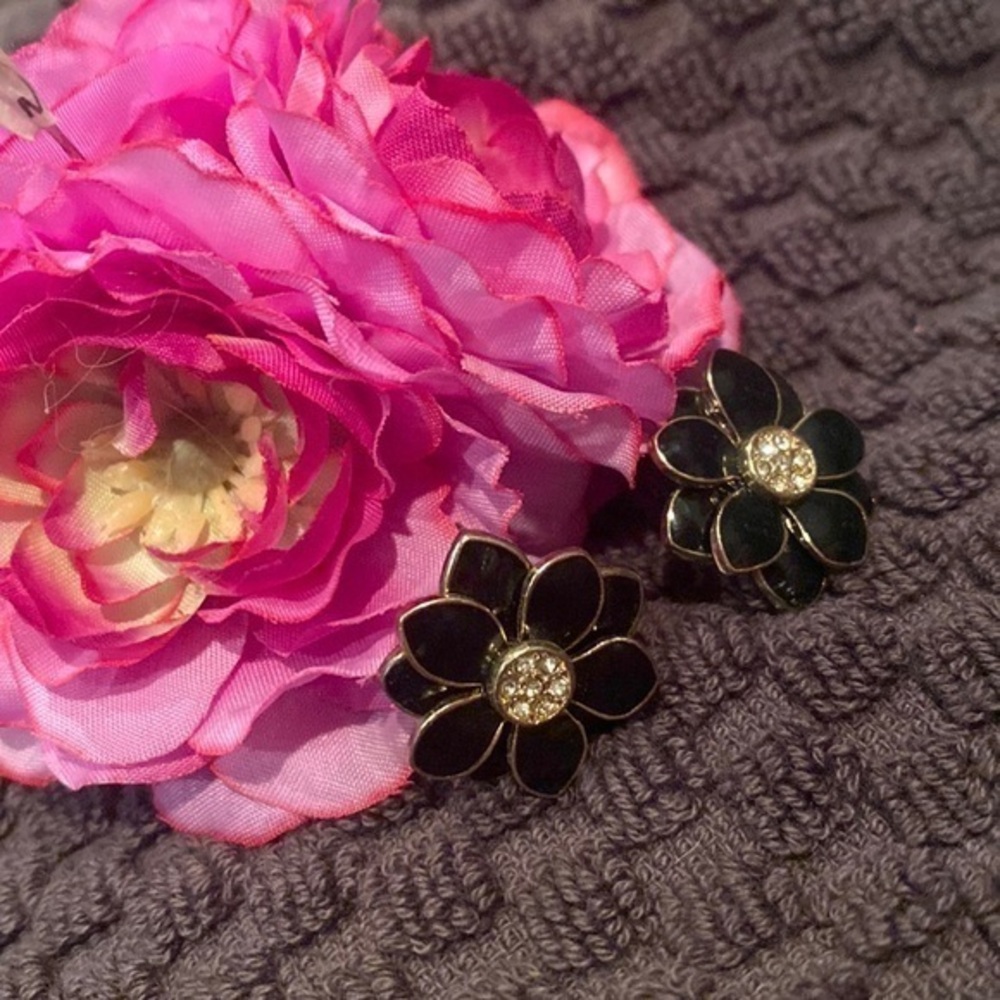 🖤🖤Glam up YOUR outfit with these sweet Black daisies 🖤🖤